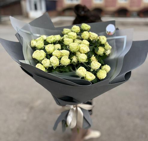 Букет Белые кустовые розы Солинеро в Новоалтайске Алтайский край
