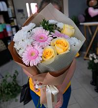 Букет цветов из:  Герберы, Розы и Хризантемы в Новоалтайске Алтайский край