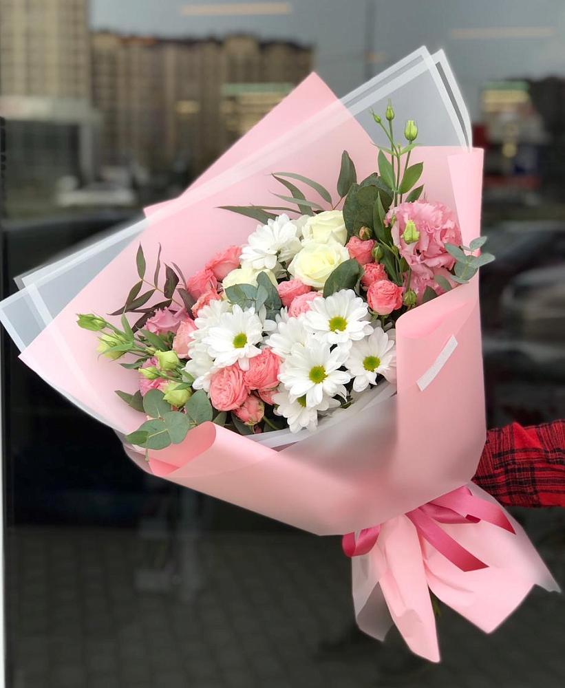 Букет нежный в Новоалтайске Алтайский край Букет цветов из: Розы, Лизиантусы и Хризантемы в Новоалтайске Алтайский край